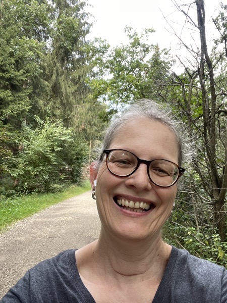 a picture of Susanne in front of greenery