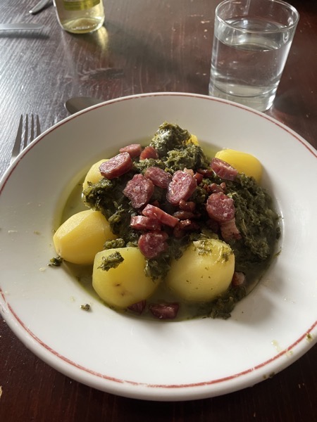 potatoes, kale, bacon and kaminwurzen